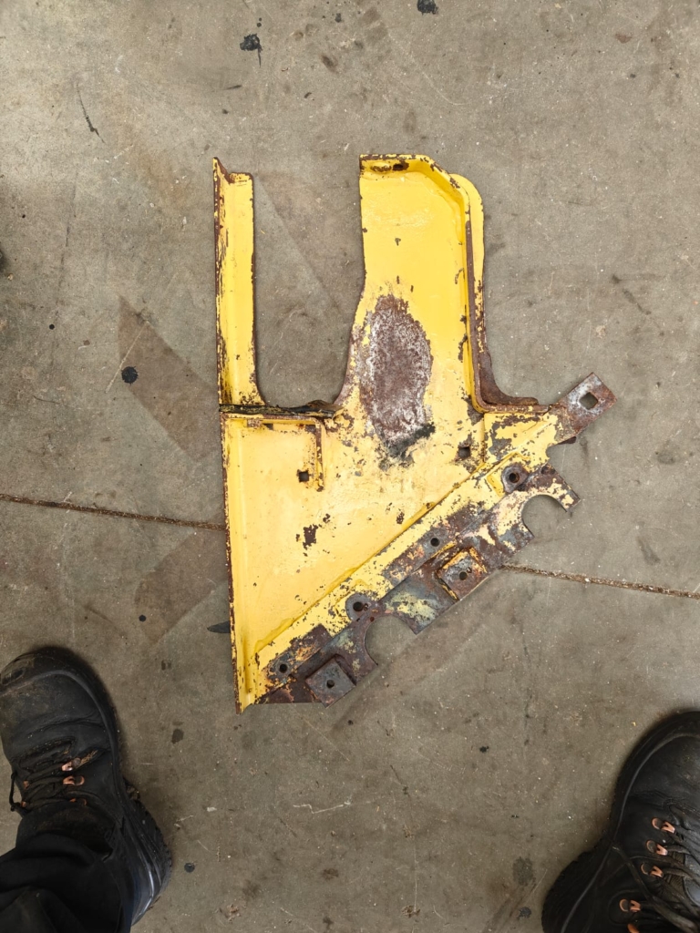 PANNEAU GAUCHE POUR NEW HOLLAND 1905, 2205, 2305, 2405