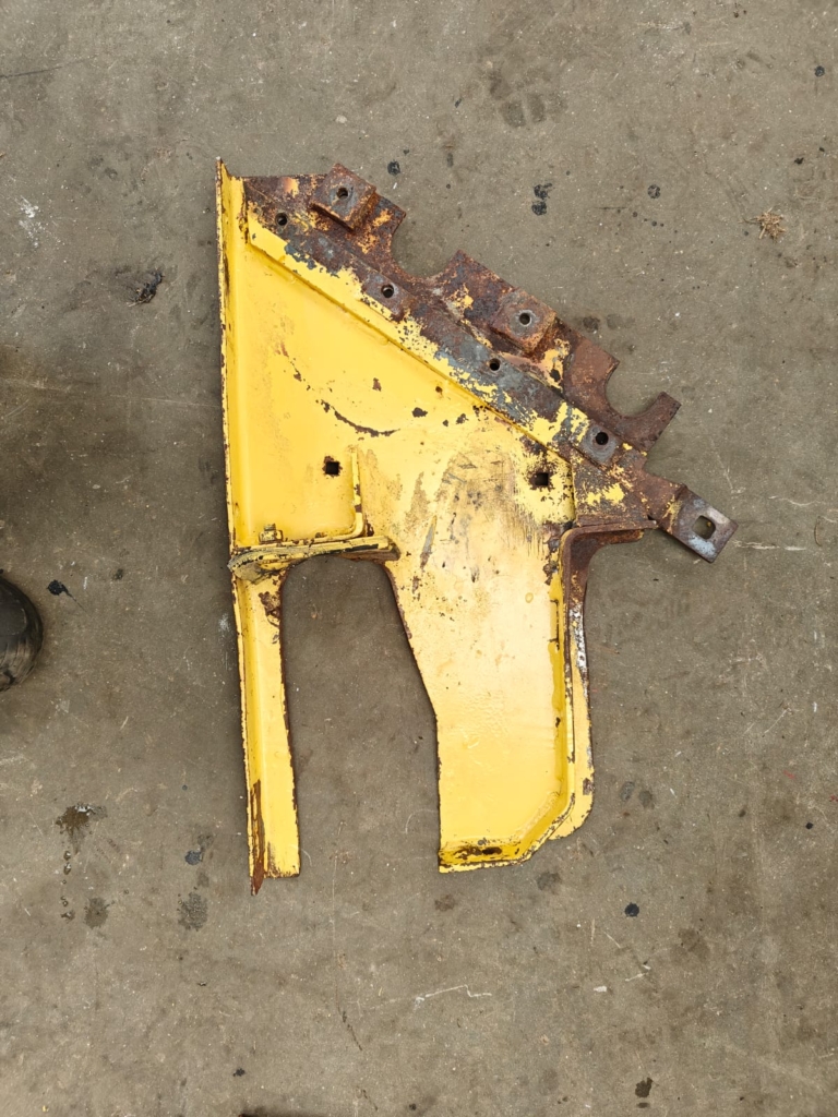 PANNEAU DROITE POUR NEW HOLLAND 1905, 2205, 2305, 2405
