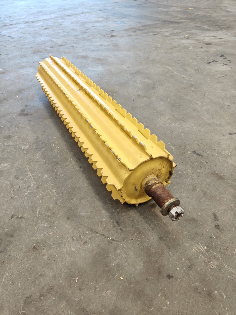 ROULEAU D&rsquo;ALIMENTATION ARRIÈRE, SUPÉRIEUR POUR NEW HOLLAND 1905, 2100, 2205, 2305, 2405 (NO CP)